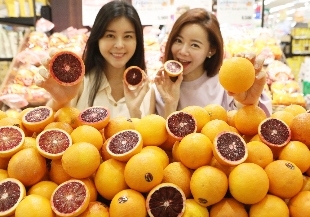 6일 오전, 롯데마트 서울역점에서 모델들이 호주산 블러드 오렌지를 소개하는 모습. (사진=롯데마트)