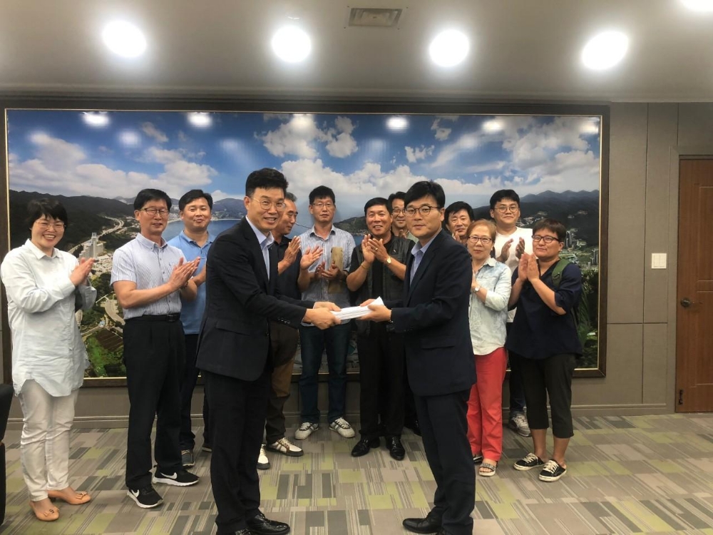 4100여명의 반대서명지를 변광용 거제시장(사진우측)에게 전달하고 기념촬영.(사진제공=통영거제환경운동연합)