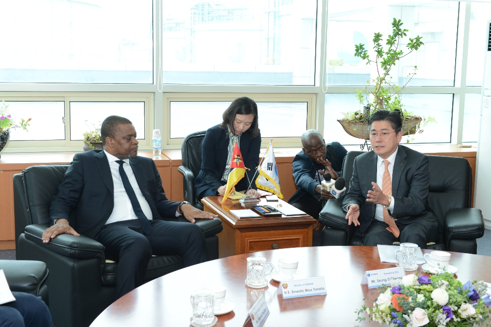 모잠비크 광물자원에너지부 장관과 환담 중인 정승일 가스공사 사장.(사진=한국가스공사)