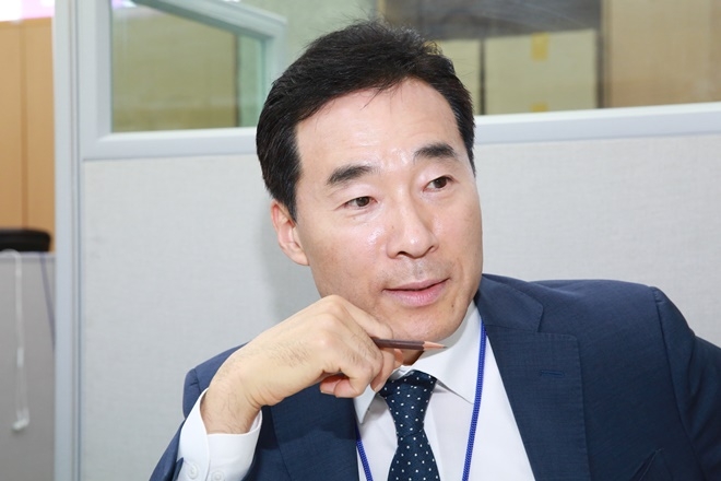 양유성 회장이 자신이 살아온 길을 차분히 설명하고 있다.