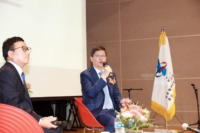 유창열 시민의날개 집행위원장이 질문에 답변하고 있는 김홍걸 대표상임의장.(사진=전용모 기자)