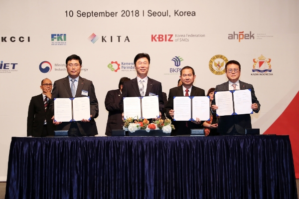 왼쪽부터 한용수 롯데건설 해외영업본부장, 김상균 한국철도시설공단 이사장, PT.PP 아프린디(Aprindy) 본부장, 이광영 롯데자산개발 대표이사(사진=철도공단 제공)