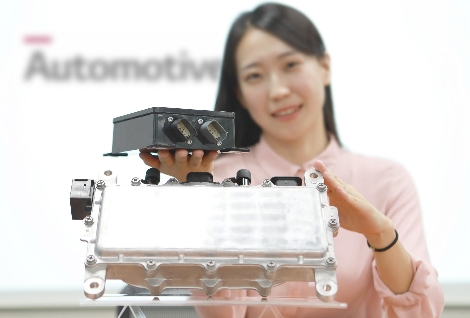 LG이노텍 직원이 전기차 부품인 DC-DC(직류-직류)컨버터와 전기차 충전용 통신 컨트롤러(EVCC)를 선보이고 있다. (사진=LG이노텍)