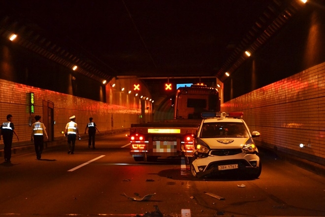 트레일러 차량과 파손된 경찰차.(사진제공=부산지방경찰청)
