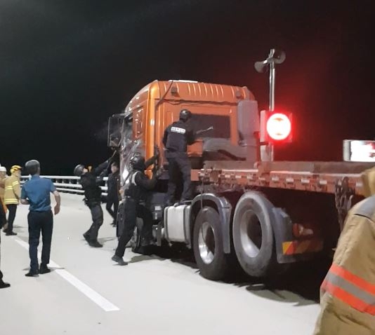 경찰특공대가 차량 유리를 꺠고 집입하고 있다.(사진제공=부산지방경찰청)