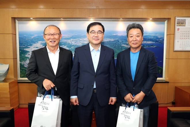 허성무 창원시장(가운데)이 박항서(사진왼쪽)·박충건 감독과 환담을 나누고 기념촬영을 하고 있다.(사진제공=창원시)