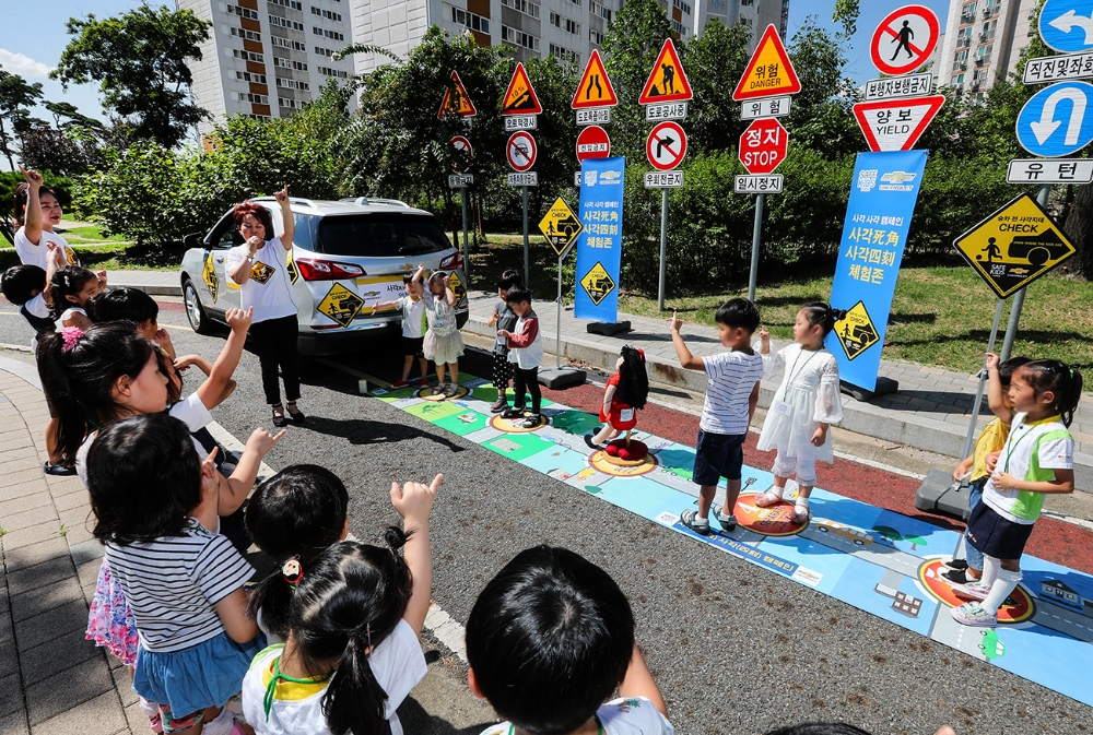 사각사각 어린이 교통안전 캠페인.(사진=한국지엠)