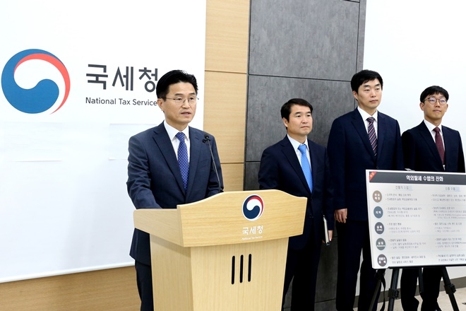 12일 국세청 기자실에서 김명준 조사국장이 브리핑을 하고 있다.(사진제공=국세청)