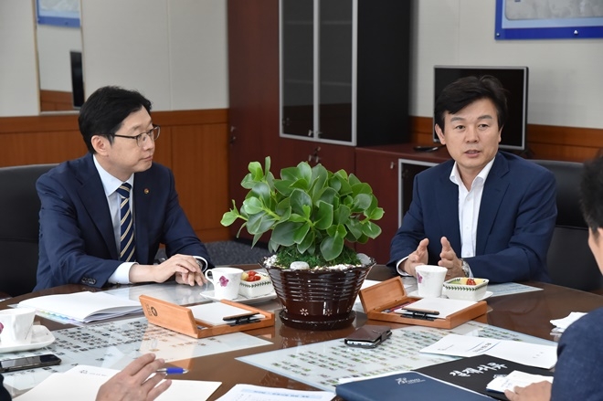 조규일 진주시장이 김경수 경남도지사와 지역현안에 대해 논의하고 있다.(사진제공=진주시)