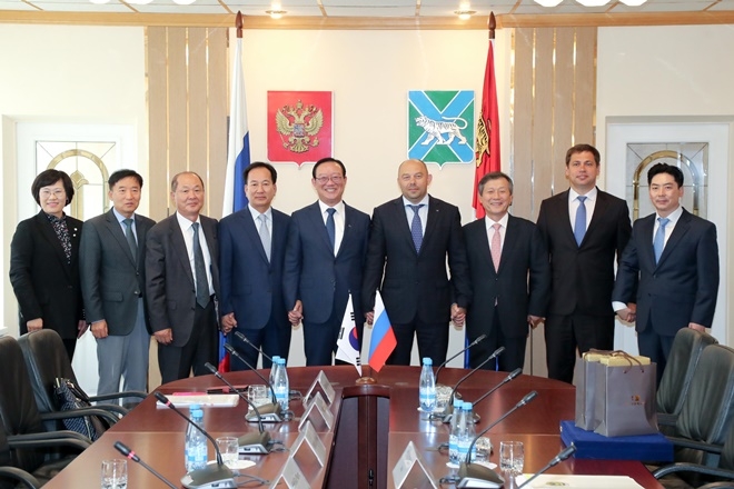 송철호 울산시장(사진왼쪽 5번째)이 러시아 연해주 주지사 등 관계자들과 기념촬영.(사진제공=울산시)