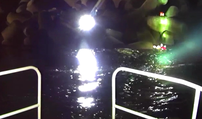 테트라포드에서 미끄러져 익수한 낚시객을 구조하고 있다.(사진제공=울산해양경찰서)