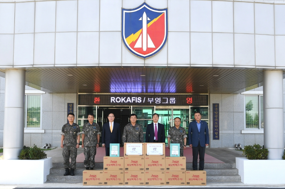지난 17일 부영그룹이 공군방공유도탄사령부에 추석 위문품을 전달하는 모습.(사진=부영그룹)