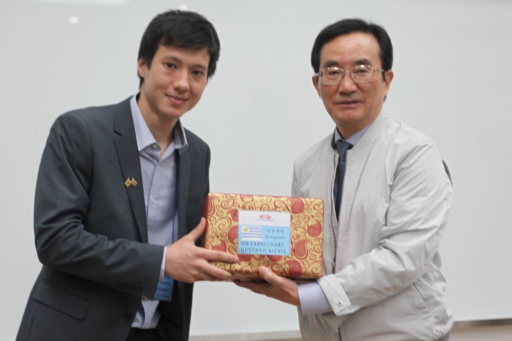 한전KPS 해외 우수 직원 초청교육에 참석하기 위해 9월 11일 나주 본사를 방문한 우루과이 티그레사업소의 구스타포 직원(왼쪽)이 김범년 사장과 기념촬영을 하고 있다. (사진=한전KPS)