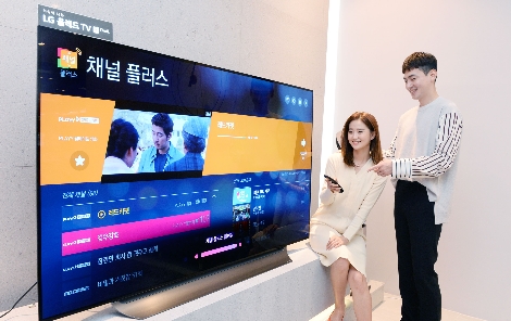 서울시 강남구에 위치한 LG베스트샵 강남본점에서 모델들이 LG 스마트 TV에서 '채널플러스'를 홍보하고 있다. (사진=LG전자)