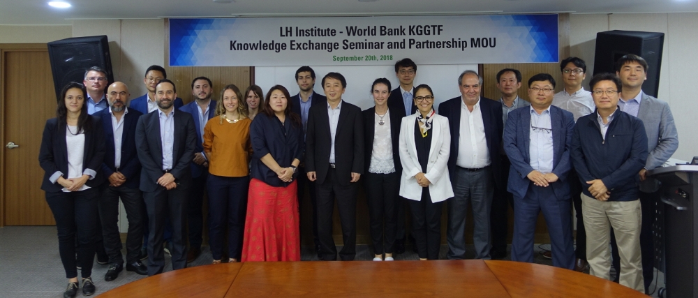 스마트시티, 녹색성장 등 지속가능한 도시개발 분야의 협력을 위한 협약체결 참석한 손경환 LH 토지주택원구원장(앞줄 왼쪽 6번째), 이은주 세계은행 KGGTF 팀장, 세계은행 관계자 및 아르헨티나·콜롬비아 공무원 등 관계자들이 기념촬영을 하고 있다.(사진=LH)