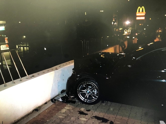 음주운전으로 보행자를 치고 담 벽을 들이받은 가해차량.(사진제공=부산지방경찰청)