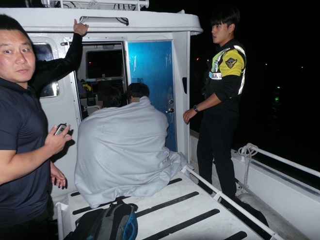 낚시객 2명을 구조해 담요를 덮어주고 있다. (사진제공=부산해양경찰서)