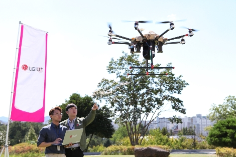 27일 31사단이 주관하는 민·관·군·경·산·학·연 합동 ‘드론 운용체계 발전 세미나’에서 U+스마트드론 정찰 비행을 담당자들이 진행하고 있다. (사진=LG유플러스)