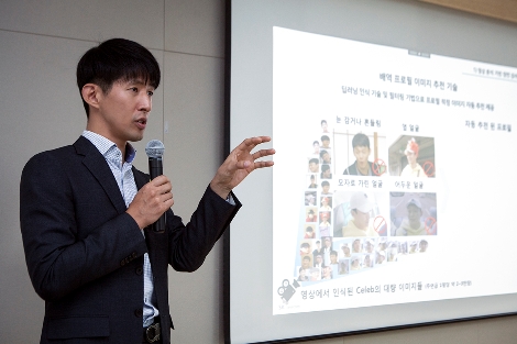 SK텔레콤 이종민 미디어기술원장이 내가 원하는 장면만 골라서 보여주는 ‘AI 미디어 추천 기술’을 시연하고 있다. (사진=SK텔레콤)