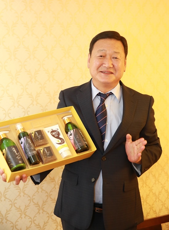 포유 모발박사 김상섭 회장이 제품을 설명하고 있다.