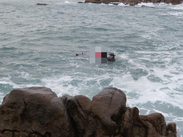 해경구조대원이 익수자를 구조하고 있다.(사진제공=울산해경)
