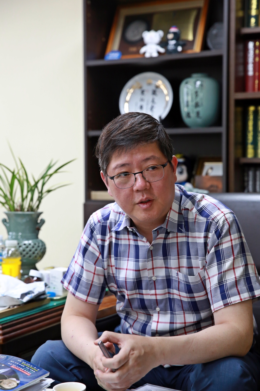 김홍걸 대표상임의장이 취재진의 질문에 답변을 하고 있다.