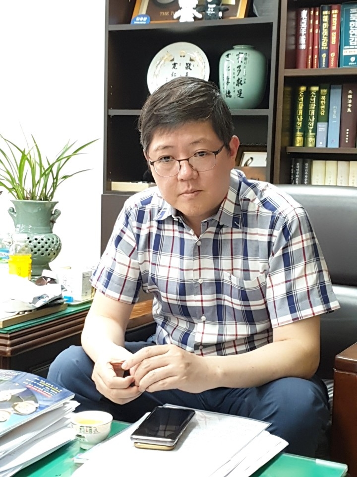 김홍걸 민화협 대표상임의장이 취재진의 질문을 경청하고 있다.