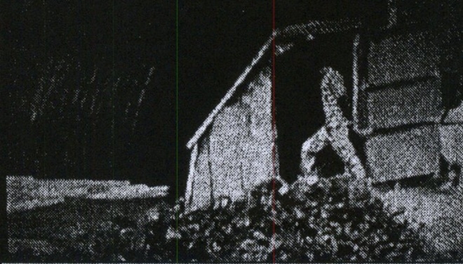 농막에 들어가는 모습.(사진제공=부산지방경찰청)