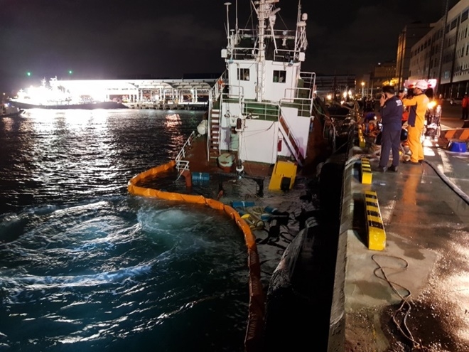 기관실 침수로 인한 침몰로 기름이 유출돼 긴급 방제조치 중에있다.(사진제공=부산해양경찰서)