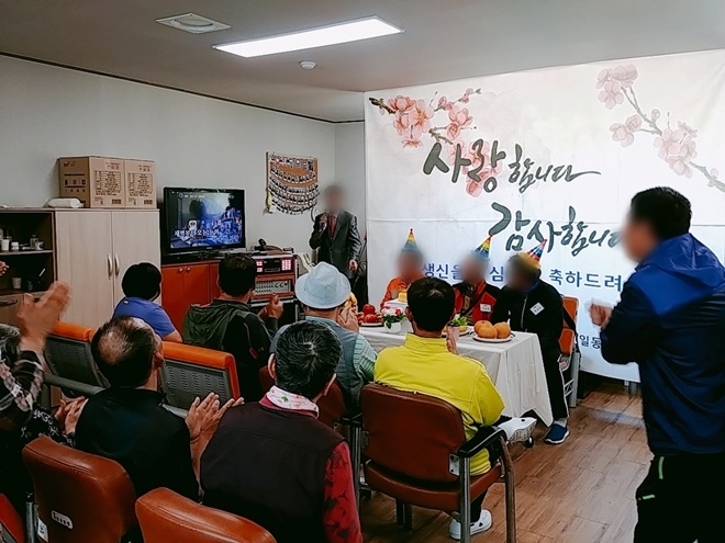 장애인복지관 생일잔치에서 자신의 특기인 노래를 부르고 있는 사회봉사대상자.(사진제공=서산준법지원센터)