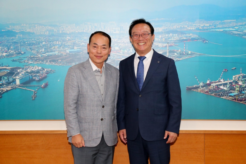 김윤식 신임사무총장(사진왼쪽)과 송철호 시장이 기념촬영.(사진제공=울산시)