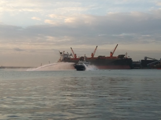 울산해경 화학방제함에서 소화포를 이용 유막을 분산시키고 있다.(사진제공=울산해양경찰서)