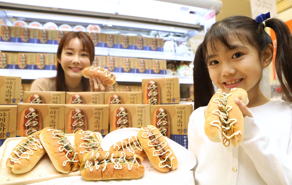 11일 오전, 롯데마트 서울역점에서 모델들이 야끼소바빵을 소개하는 모습. (사진=롯데마트)
