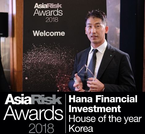 우승엽 하나금융투자 주식본부장이 트로피를 들고 포즈를 취하고 있다.(사진=하나금융투자)