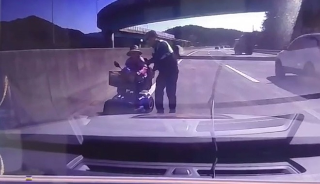 고속도로서 역주행하고 있는 어르신을 구조하고 있다.(사진제공=부산지방경찰청)