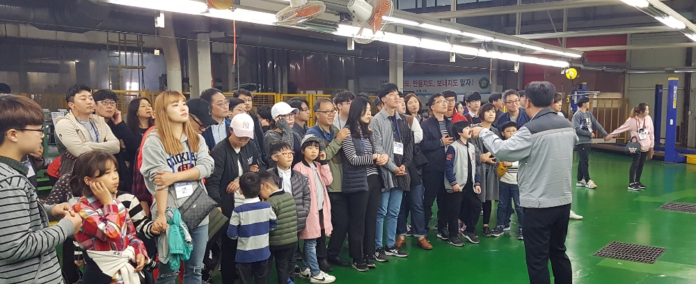 동호회 회원들이 견학 중 담당자에게 생산 공정에 대한설명을 듣고 있다.(사진=쌍용자동차)