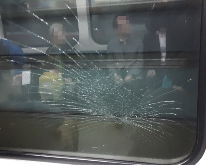 파손된 지하철 창문. (사진제공=부산지방경찰청)