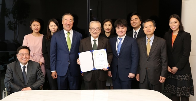 홍보대사로 위촉된 이순재씨가 위촉장을 내보이며 기념촬영.(사진제공=한국후견협회)