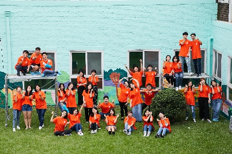 미래에셋대우가 지원한 청소년 장학생들이 기념촬영을 하고 있다. (사진=미래에셋대우)