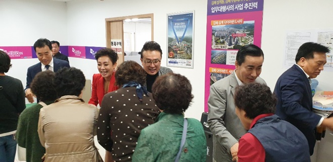 양유성 회장, 가수 이청아, 가수 정삼, MC 한병창이 주부들과 악수를 나누고 있다.