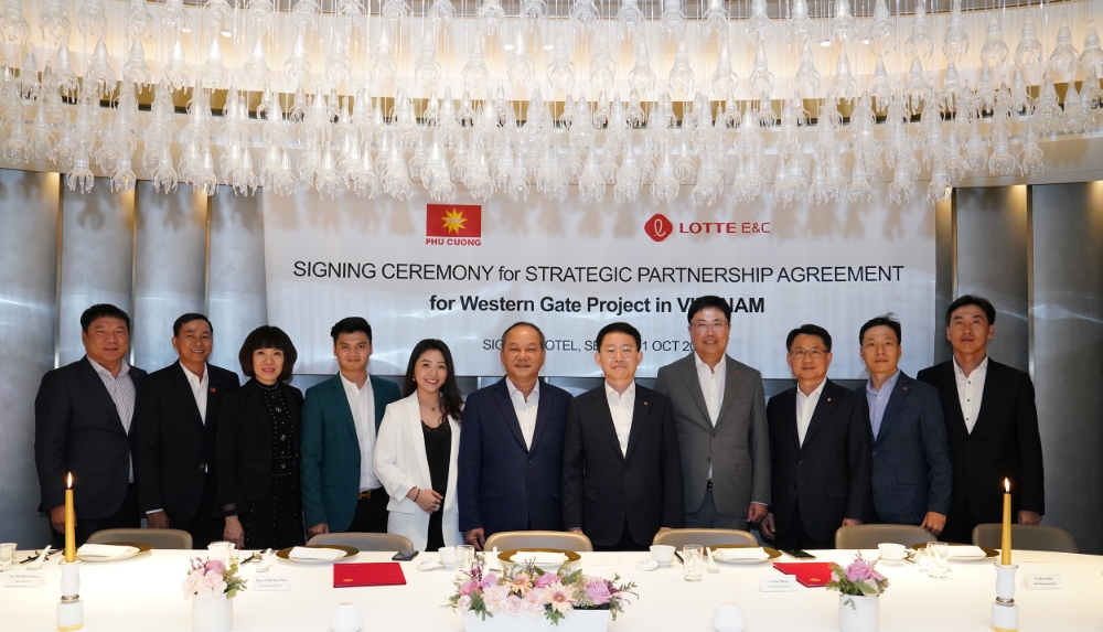 롯데건설 하석주 사장(우측에서 다섯 번째)과 푸끄엉 그룹의 끄엉(우측에서 여섯 번째) 회장을 비롯한 주요 관계자들이 MOU 체결 기념 촬영 중이다.(사진=롯데건설)