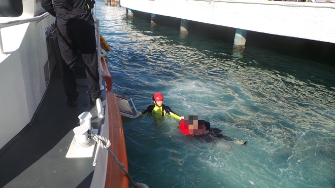 해상투신자를 구조하고 있다.(사진제공=부산해양경찰서)