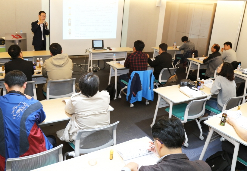 광동제약 주최 ‘식음료 제품개발 교육’에 참여한 제주 지역 기업인들이 광동제약 음료연구개발팀 이상훈 박사의 강의를 듣고 있다. (사진=광동제약)