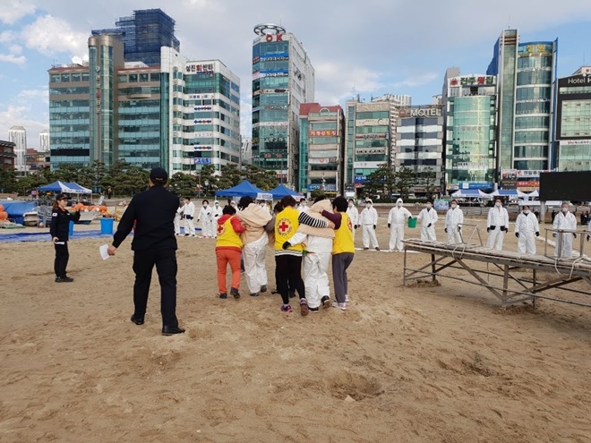 23일 광안리 해수욕장에서 해안오염사고에 효율적으로 대응하기 위한 민·관·군 합동 방제훈련을 하고 있다.(사진제공=부산해양경찰서)