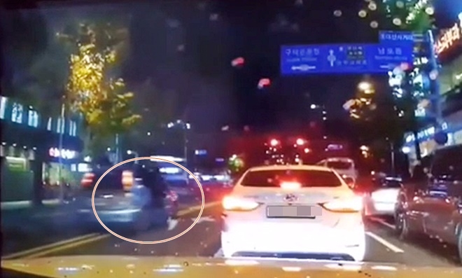 레조차량 조수석 문에 피해운전자를 매단채 달리고 있다.(영상캡처=보배드림)