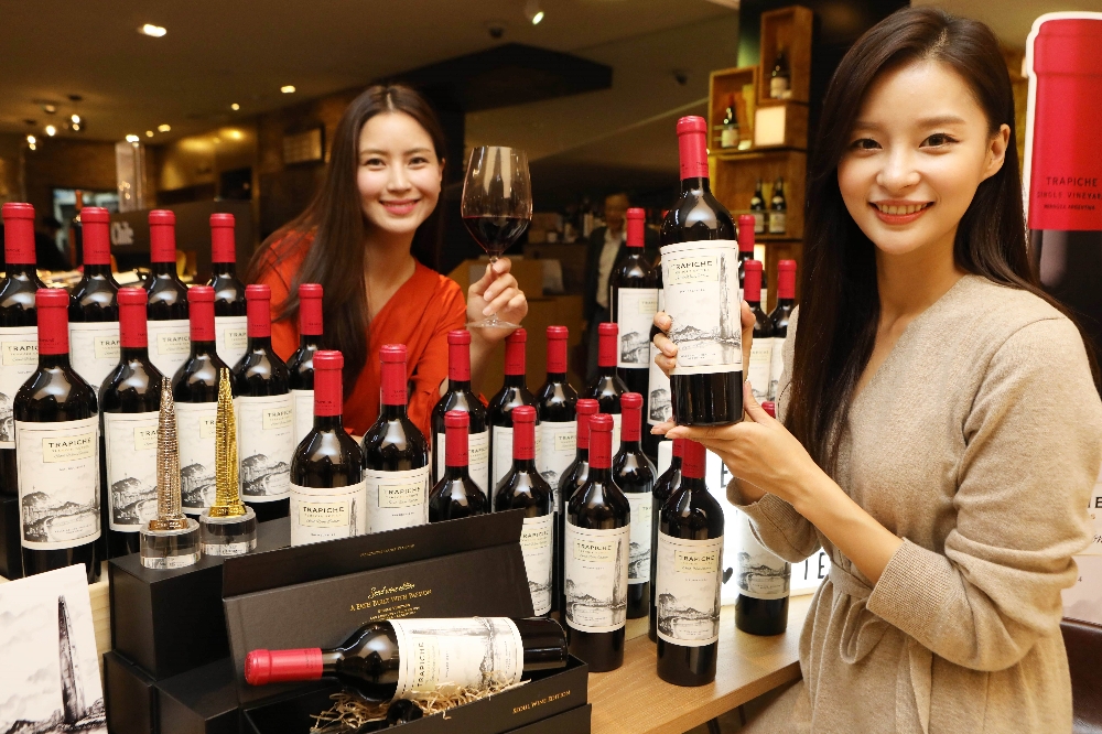 25일(목) 오전, 롯데백화점 본점 주류 매장에서 모델들이 롯데쇼핑 창립 39주년 와인 ‘트라피체 싱글 빈야드 서울 에디션’을 소개하는 모습.