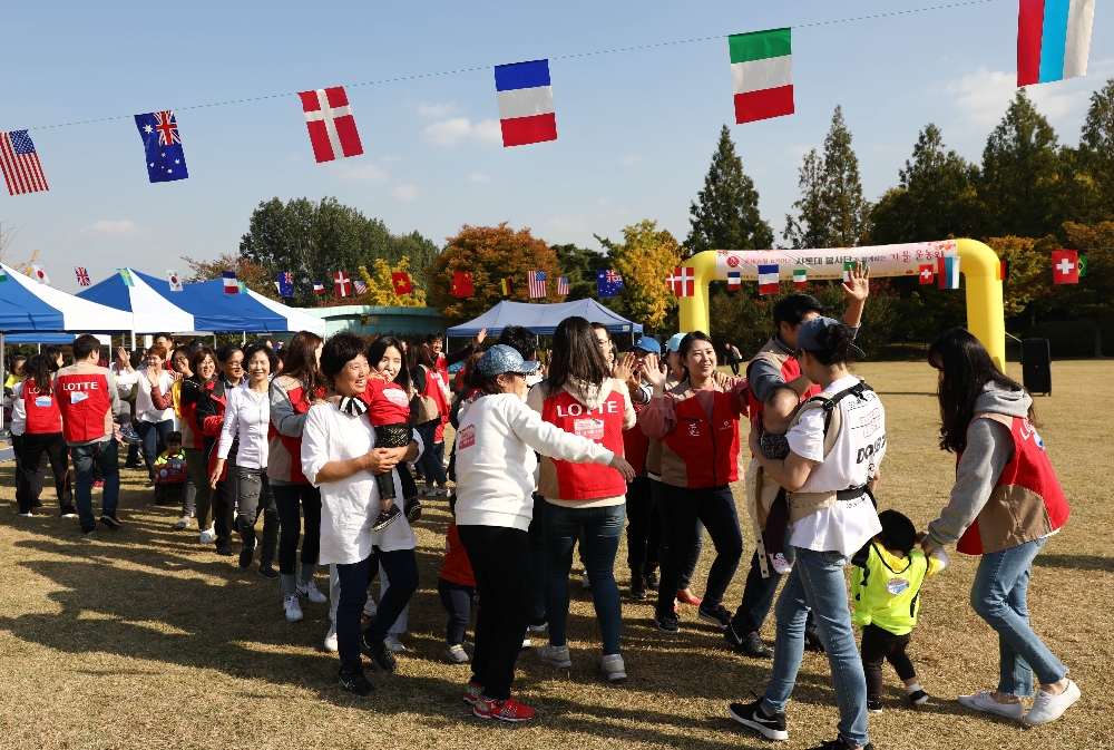 롯데쇼핑 e커머스 사업본부 샤롯데 봉사단이 가을운동회를 열고 입양 대기아동 및 위탁모들과 즐거운 시간을 보내는 모습. (사진=롯데쇼핑)