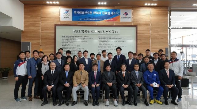 국가대표 선수촌 한의과 진료실 개소식. (사진=최혁용 대한한의사협회장(앞줄 왼쪽에서 4번째)과 이재근 선수촌장(앞줄 왼쪽에서 5번째)