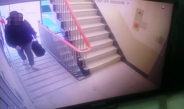 선글라스 및 모자를 착용한 상태로 범행도구가 들어있는 것으로 추정되는 가방을 들고 들어오는 장면.(사진제공=부산지방경찰청)