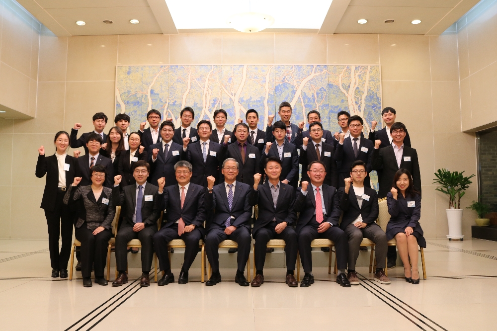 지난 25일 포스코 청송대(포항)에서 포스코사이언스펠로십 증서 수여식후 기념촬영을 하고 있다. (사진=포스코)